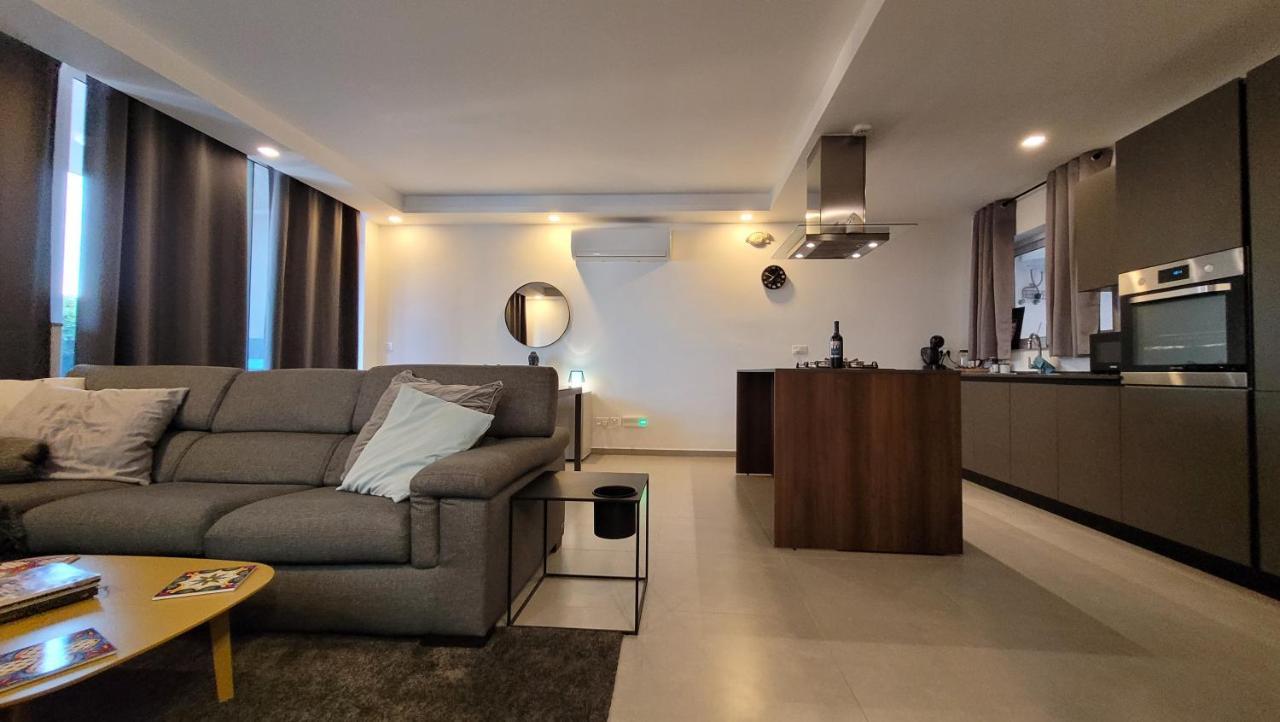 Stylish - Modern - Large Terrace - 2 Bed - 200 M From Sea - Fully Air Con Daire St. Paul's Bay Dış mekan fotoğraf
